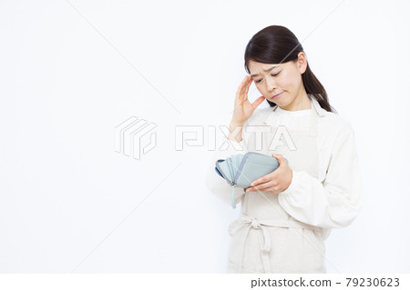 Housewife in her thirties who is in trouble with living expenses Housewife in her thirties who is in trouble with living expenses 79230623