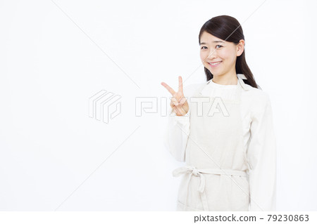 三十多歲的家庭主婦做和平標誌 79230863