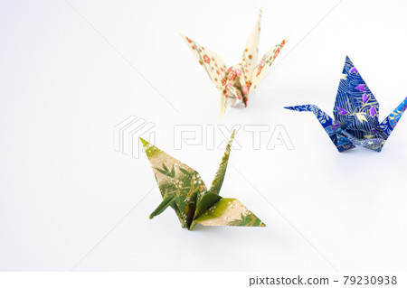 白色背景,藤蔓用彩色日本紙摺紙折疊 白色背景,藤蔓用彩色日本紙摺紙折疊 79230938