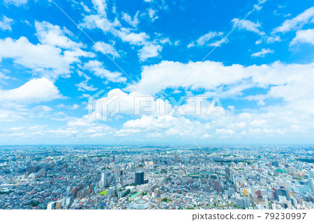 Tokyo scenery: Cumulonimbus clouds flowing on the summer horizon 79230997
