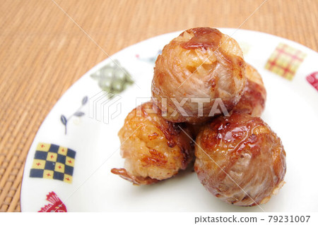 章魚燒機製作的肉包飯糰 章魚燒機製作的肉包飯糰 79231007
