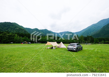在靜岡縣富士宮朝霧的汽車露營地使用帳篷和防水布露營 79231641