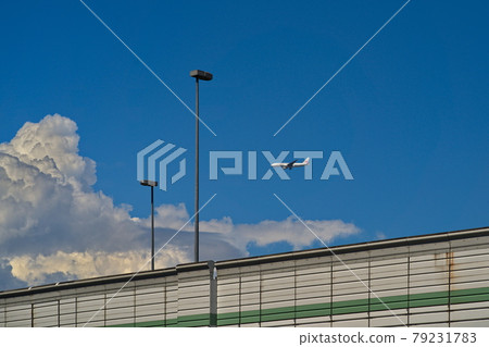 飛機在城市天空低空飛行 飛機在城市天空低空飛行 79231783