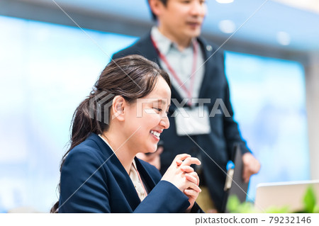 年輕商人開會的場景 79232146