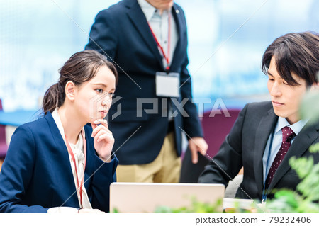 年輕商人開會的場景 年輕商人開會的場景 79232406