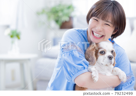 狗和年輕女子的肖像 79232499