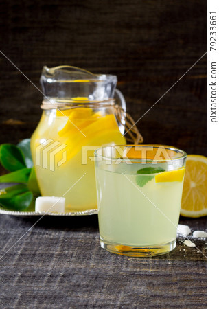 The drink of fresh lemon on a dark wooden table 79233661
