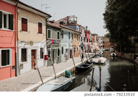 Panoramic view of coloured homes and water canal with boats in Burano 79233910