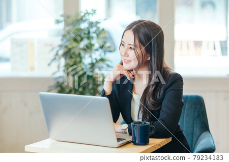 在個人電腦上工作的女商人 在個人電腦上工作的女商人 79234183