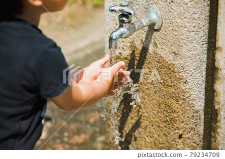小學生在浴室洗手 79234709