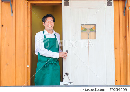 咖啡館、餐廳、餐廳、雜貨店等的員工/業主。 79234909