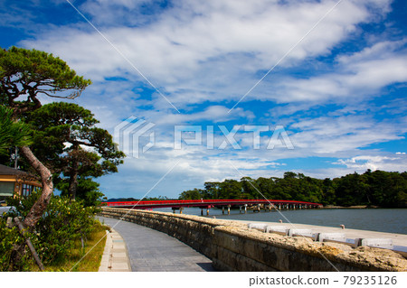 連接日本三大名勝之一的福浦島的福浦大橋 79235126