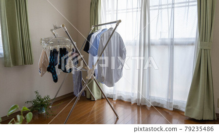 在雨季晾乾房間裡的衣物。洗衣房烘乾。 79235486