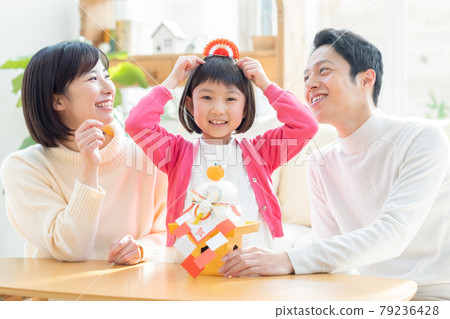 為新年做準備的全家福 79236428