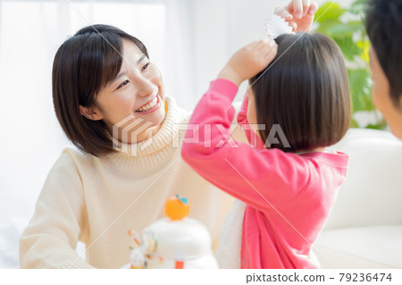 為新年做準備的全家福 為新年做準備的全家福 79236474