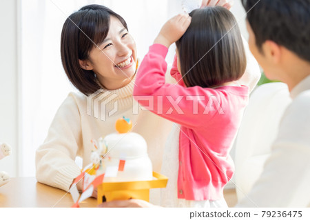 為新年做準備的全家福 為新年做準備的全家福 79236475