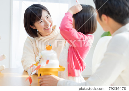 為新年做準備的全家福 為新年做準備的全家福 79236478