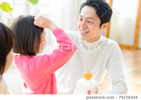 為新年做準備的全家福 為新年做準備的全家福 79236484