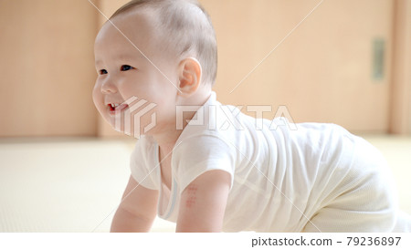 一個半嬰兒做高高的微笑輪廓 79236897