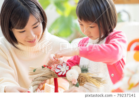 Family portrait preparing for New Year 79237141