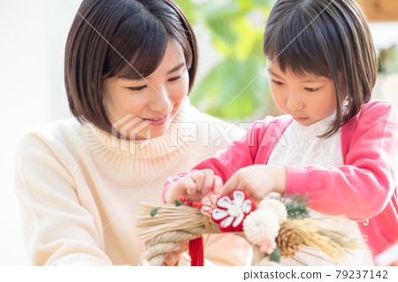 Family portrait preparing for New Year 79237142