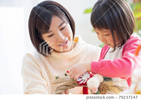 為新年做準備的全家福 為新年做準備的全家福 79237147