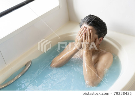 中老年人洗澡 79238425