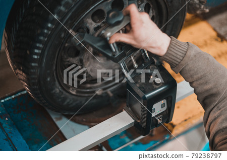 The car in the garage, a device for adjusting the camber. 79238797