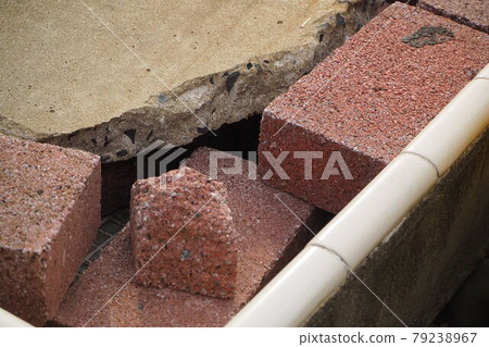 Broken brick 79238967