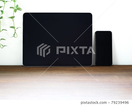 智能手機、平板電腦、智能手機、木紋、木桌 79239496