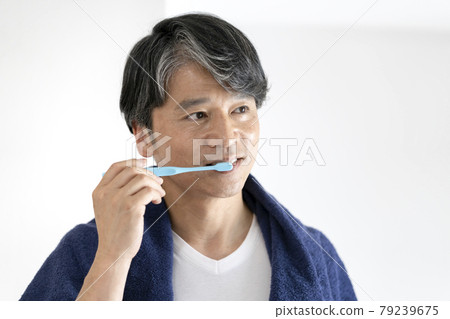 刷牙的中間人 刷牙的中間人 79239675