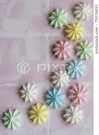 Small colorful meringues 79239891