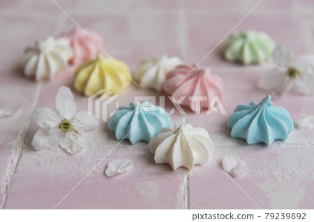 Small colorful meringues 79239892