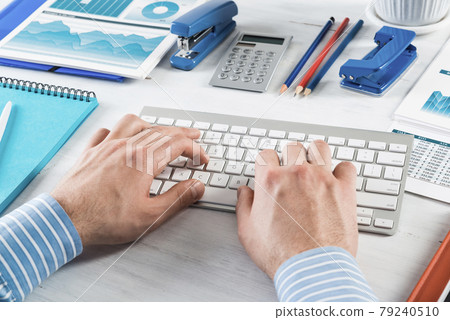 office work at the computer 79240510