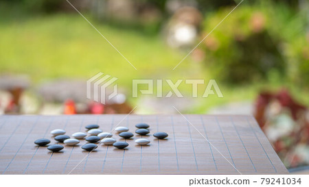 在門廊上玩遊戲 79241034