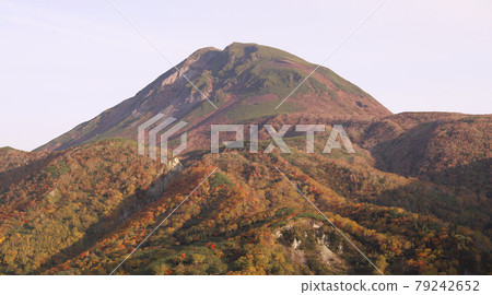 Three-dimensional autumn leaves of Mt. Rausu seen from Shiretoko Pass Three-dimensional autumn leaves of Mt. Rausu seen from Shiretoko Pass 79242652