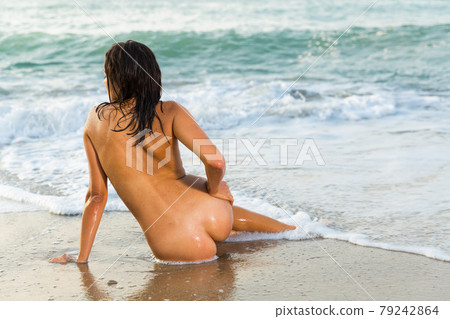 Naked woman lying in pose 79242864