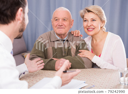 Pensioner and daughter with social employee 79242990