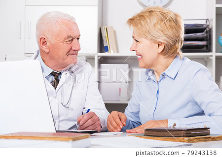 Woman on consultation with doctor 79243138