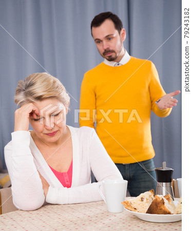 Mother and son arguing 79243182