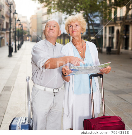 travellers with suitcases visiting sights of European city 79243518