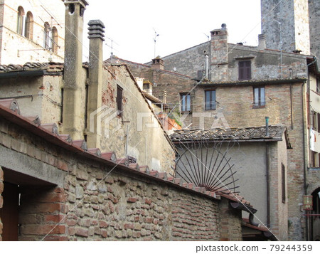 Italy / San Gimignano old brick house back alley 79244359