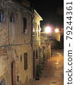 意大利/聖吉米尼亞諾舊磚砌城市景觀，街燈夜景 79244361