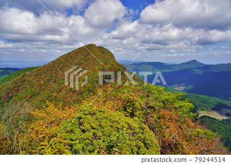 Mt. Kuroso of autumn leaves from two bosses Mt. Kuroso of autumn leaves from two bosses 79244514