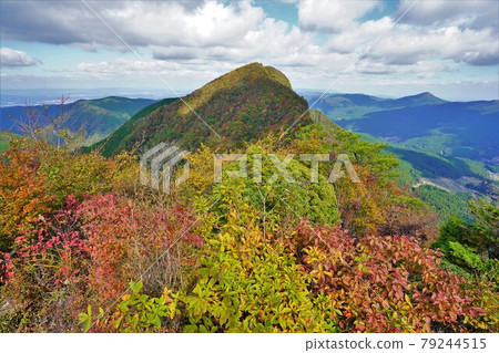 Mt. Kuroso of autumn leaves from two bosses 79244515
