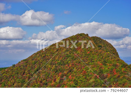 Autumn leaves of Mt. Kuroso from two bosses 79244607