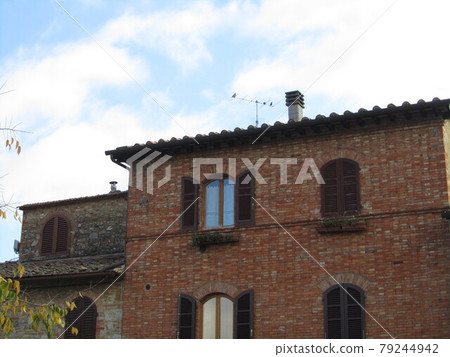 Italy / San Gimignano red brick apartment 79244942