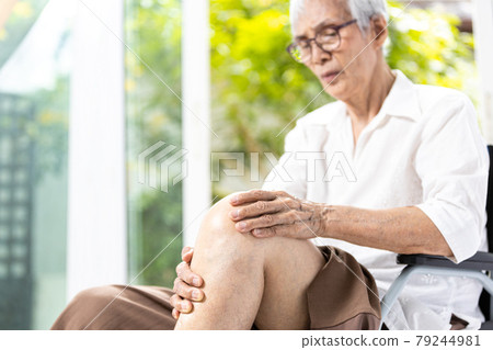 Close up,Leg of senior aged having pain in her knee,massage the kneecap with hands,joint disease,asian old elderly suffered severe Osteoarthritis,painful facial expressions,knee hurt when sitting down Close up,Leg of senior aged having pain in her knee,massage the kneecap with hands,joint disease,asian old elderly suffered severe Osteoarthritis,painful facial expressions,knee hurt when sitting down 79244981