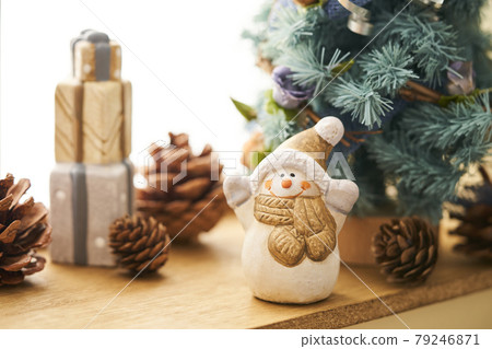 窗邊雪人和窗邊聖誕樹的聖誕形象 79246871