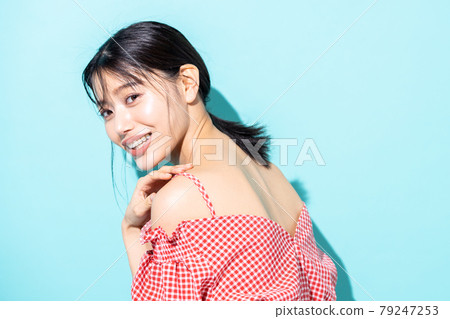一個藍色背景的年輕女子的肖像 一個藍色背景的年輕女子的肖像 79247253